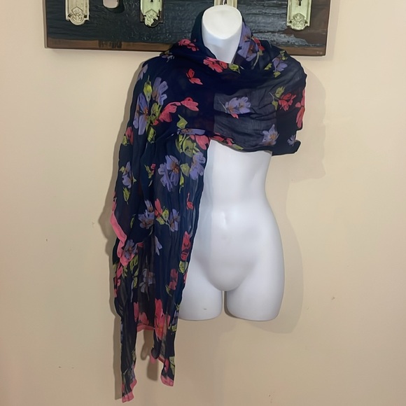2/$30 Lands’ End Floral Loose Weave Crinkle Scarf - Picture 9 of 16